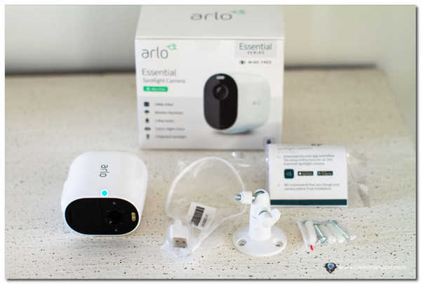 كاميرا تجسس Arlo Essential Spotlight