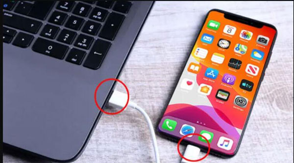 Koble til enheten med kabel