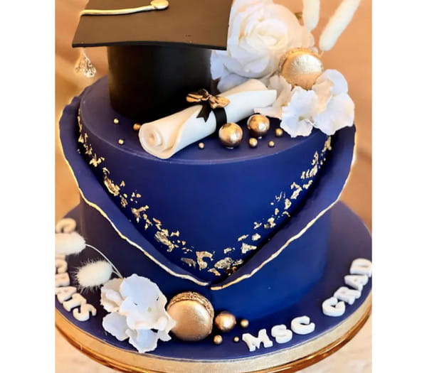 ネイビーブルーの卒業ケーキのアイデア
